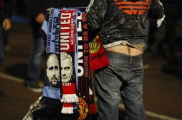 Curiosa imagen en los exteriores del partido entre el Manchester United y el Manchester City  de Copa.