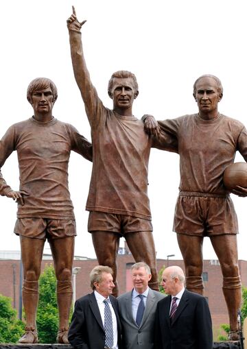 Formó parte de uno de los tridentes más emblemáticos del Manchester United llamado 'Santísima Trinidad'. Tres jugadores ganadores del premio a mejor jugador del año: George Best (1968), Denis Law (1964) y Bobby Charlton (1966).