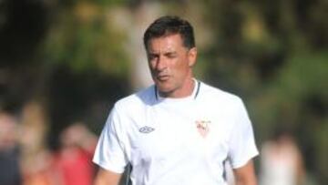 <b>TOMA DE CONTACTO. </b>La plantilla sevillista tuvo unos minutos de charla en el césped del campo de entrenamiento antes de comenzar el trabajo. A falta de los internacionales, ha comenzado la puesta a punto del Sevilla en Costa Ballena. Hoy, triple sesión de entrenamiento para los nervionenses.