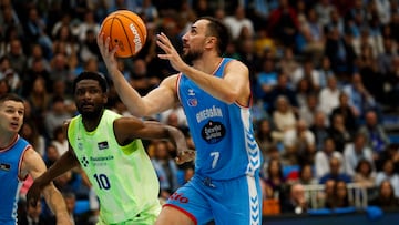 Edin Atic defendido por Chimezie Metu, del Barcelona, durante el partido entre CB Breogán y FC Barcelona este domingo.
