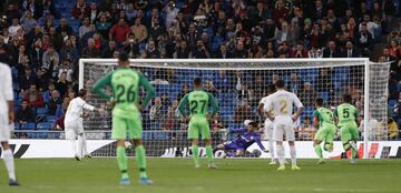 3-0. Sergio Ramos marcó el tercer gol tras lanzar por segunda vez el penalti que revisó el VAR.