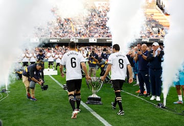 Rubén Baraja y David Albelda salen al campo el trofeo de la Liga.