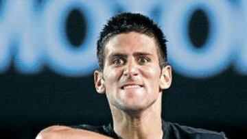 <b>CORAJE. </b>Nole Djokovic se golpea el corazón: el símbolo de coraje en la NBA llega al Rod Laver Arena.