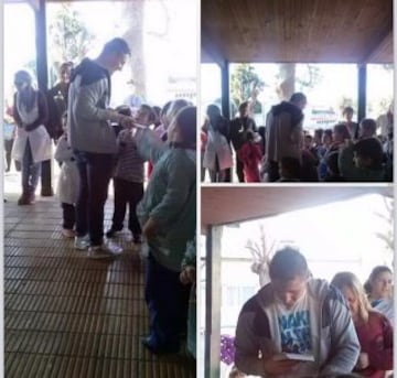 Cristian Rodríguez visitando su antigua escuela en Juan Lacaze, Uruguay. 