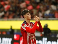 AME5367. GUADALAJARA (MÉXICO), 14/02/2026.- Armando González de Guadalajara celebra un gol este sábado, en un partido de la Liga MX entre Guadalajara y América disputado en el Estadio Akron, en Guadalajara (México). EFE/ Francisco Guasco