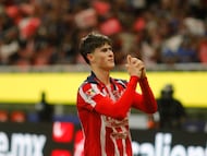 AME5367. GUADALAJARA (MÉXICO), 14/02/2026.- Armando González de Guadalajara celebra un gol este sábado, en un partido de la Liga MX entre Guadalajara y América disputado en el Estadio Akron, en Guadalajara (México). EFE/ Francisco Guasco
