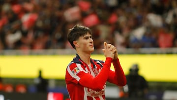 AME5367. GUADALAJARA (MÉXICO), 14/02/2026.- Armando González de Guadalajara celebra un gol este sábado, en un partido de la Liga MX entre Guadalajara y América disputado en el Estadio Akron, en Guadalajara (México). EFE/ Francisco Guasco