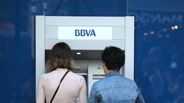 DVD 866 (11-10-17) Ambiente en Barcelona. Clientes retirando dinero de un cajero del banco BBVA en el centro de la ciudad. Foto: Uly Mart&Atilde;&shy;n (Uly Martin).