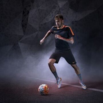 Nike mejoró su modelo para atacantes movedizos. La tecnología de Hypervenom II permite que los jugadores realicen con comodidad sus inesperados movimientos dentro del área.