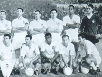 Disputó 122 partidos en Primera División, entre otros clubes jugó en el Racing de Santander, Athletic Club, Pontevedra y en el Valencia. Con el equipo de la capital del Turia ganó dos Copas de Ferias (1962 y 1963). En la imagen, el equipo del Valencia ve de la Copa de Ferias de 1962 en Mestalla, tras ganar al Barcelona por 6-2. De pie: Zamora, Piqué, Quincoces, Mestre, Sastre, Chicao y Ginesta. Agachados: Héctor Núñez, Ribelles, Waldo, Guillot y Nando Yosu. 
 
