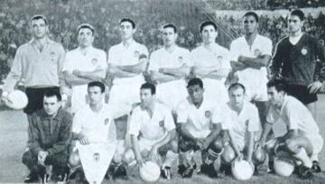 Disputó 122 partidos en Primera División, entre otros clubes jugó en el Racing de Santander, Athletic Club, Pontevedra y en el Valencia. Con el equipo de la capital del Turia ganó dos Copas de Ferias (1962 y 1963). En la imagen, el equipo del Valencia ve de la Copa de Ferias de 1962 en Mestalla, tras ganar al Barcelona por 6-2. De pie: Zamora, Piqué, Quincoces, Mestre, Sastre, Chicao y Ginesta. Agachados: Héctor Núñez, Ribelles, Waldo, Guillot y Nando Yosu. 
 
