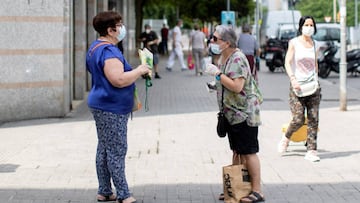 Imagen de dos mujeres hablando entre ellas y manteniendo la distancia de seguridad interpersonal.