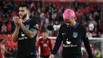 ALMERÍA, 15/01/2023.- Los jugadores del Atlético de Madrid, el defensa, Mario Hermoso (i) y delantero, Antoine Griezmann (d) tras finalizar el partido celebrado entre la UD Almería y el Atlético de Madrid este domingo en el Power Horse Stadium de Almería. EFE/ Carlos Barba
