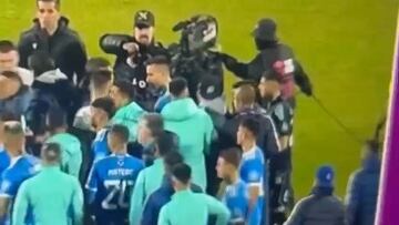 Católica reacciona a la denuncia de agresión y exhibe un video que apunta a la U