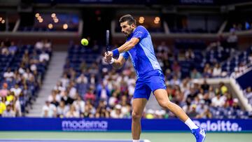 El tenista serbio Novak Djokovic devuelve una bola durante su partido ante Alexandre Muller en el US Open 2023.