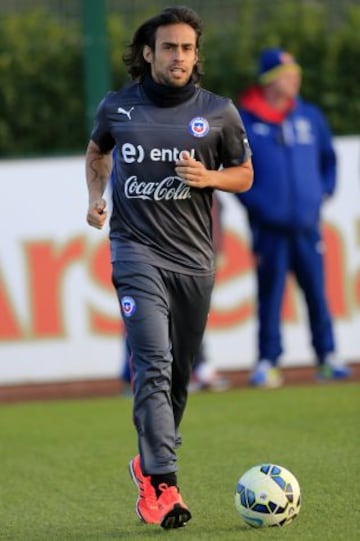 La Selección llegó a Londres después de esperar mucho en el aeropuerto e inmediatamente se trasladó al centro de entrenamientos del Arsenal. Alexis Sánchez fue el guía.