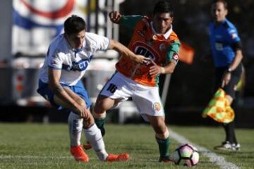 Futbol, Cobresal vs Universidad Catolica
Septima fecha, campeonato de clausura 2016/17
El jugador de Universidad Catolica Alfonso Parot, izquierda, disputa el balon con Jorge Romo de Cobresal durante el partido de primera division en el estadio El Cobre de El Salvador, Chile.
19/03/2017
Andres Pina/Photosport
***********
Football, Cobresal vs Universidad Catolica
7th date, Clousure Championship 2016/17
Universidad Catolica's player Alfonso Parot, left, battles for the ball against Jorge Romo of Cobresal during the first division football match at the El Cobre stadium in El Salvador, Chile.
19/03/2017
Andres Pina/Photosport