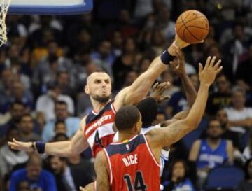 Marcin Gortat, con su intimidante cresta, defiende un tiro de los Magic.