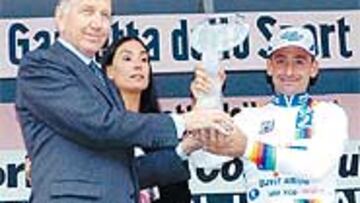 EL RELEVO. Adorni, que llegó a ser campeón del mundo en ruta, entrega un trofeo a su compatriota Paolo Bettini, campeón de la Copa del Mundo en dos ocasiones.