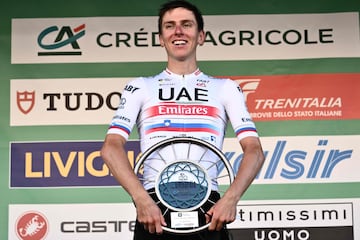 Pogacar, con el trofeo de ganador de Lombardía, su último triunfo en 2023.