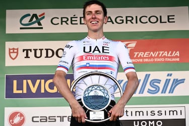 Pogacar, con un ojo puesto en el Tour antes del Giro de Italia
