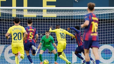 Nicolas Pépé ante el portero del Barça Joan García.