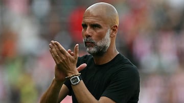 Pep Guardiola, entrenador del Manchester City, aplaude tras un partido.