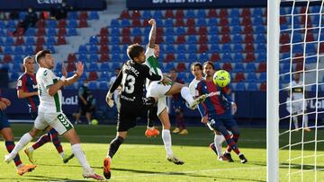 VALENCIA, SPAIN - NOVEMBER 21: Tete Morente of Elche CF scores his team's first goal during the La Liga Santander match between Levante UD and Elche CF at Ciutat de Valencia Stadium on November 21, 2020 in Valencia, Spain. Football Stadiums around Eu
