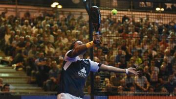 Godo D&iacute;az realiza una bandeja en un torneo del World Padel Tour 2017.