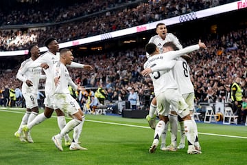 Los jugadores del Real Madrid celebran el 2-0 de Valverde al Sevilla. 