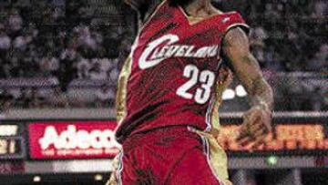 <b>ATRACCIÓN.</b> LeBron James debuta en la gran fi esta de la NBA.