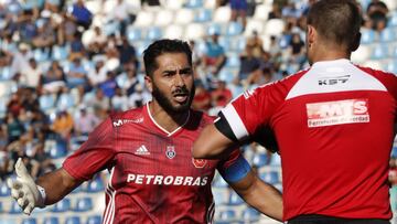 Johnny Herrera discute con el &aacute;rbitro tras el dudoso penal cobrado.