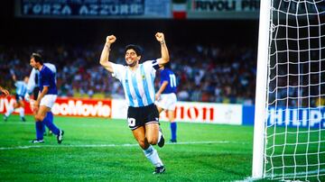 El argentino jugó 4 copas del mundo de manera consecutiva aunque su consagración se dio en 1986. Su último juego se dio en 1994 y dejó su marca en 21 juegos. 