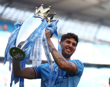 John Stones con el trofeo de la Premier League.