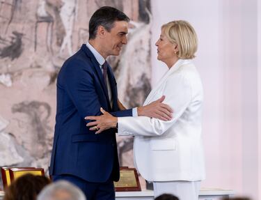 El presidente del Gobierno, Pedro Sánchez, saluda a Eva Latorre, mujer de Antonio Díaz Miguel, durante el acto de entrega de la Placa de Oro de la Real Orden del Mérito Deportivo a la selección española de baloncesto 1984.