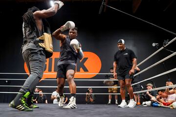 La estrella del boxeo y de las artes marciales mixtas Francis Ngannou se entrena con Dewey Cooper en su gimnasio de Las Vegas (Nevada) bajo la atenta mirada del exboxeador Mike Tyson. El franco-camerunés tendrá a Tyson en su rincón en el combate contra el campeón de los pesados Tyson Fury el próximo 28 de octubre en Riad