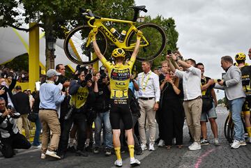 auto_awesome
Traducir del: inglés
344 / 5.000
Resultados de traducción
Resultado de traducción
El ciclista danés de Jumbo-Visma, Jonas Vingegaard, con el maillot amarillo de líder general, celebra la victoria levantando su bicicleta al final de la 21.ª y última etapa de la 110.ª edición del Tour de Francia.