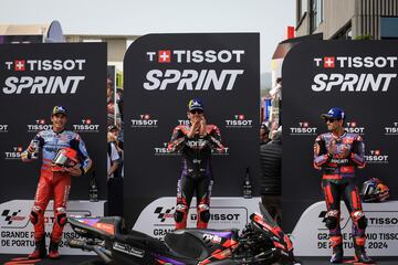 El podio de la carrera al esprint, tres pilotos españoles. En el medio, el ganador de la carrera al esprint Maverick Viñales. A la izquierda, Marc Márquez que acabó segundo, y a la derecha, Jorge Martín que fue tercero.