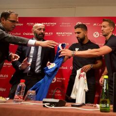 El Sevilla presenta a sus nuevos goleadores: Dabbur y De Jong