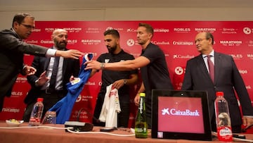 El Sevilla presenta a sus nuevos goleadores: Dabbur y De Jong