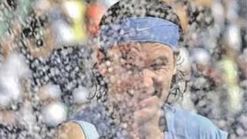 <b>BAÑO DE BURBUJAS. </b>Carlos Moyá hace correr el champán después de derrotar a Filippo Volandri.