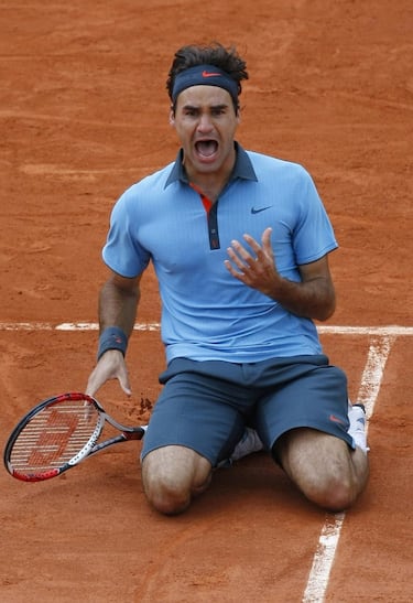 La derrota de Rafa Nadal ante Robin Soderling, aquejado de dolores en sus rodillas, dejó abierta la puerta a Roger Federer para que sumara el único grande que le faltaba, Roland Garros. Pudo con el sueco en la final, se quitó un peso de encima e igualó con Pete Sampras como el tenista con más títulos del Grand Slam, con 14.