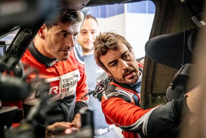 Marc Coma y Fernando Alonso con el Toyota Hilux del Dakar.