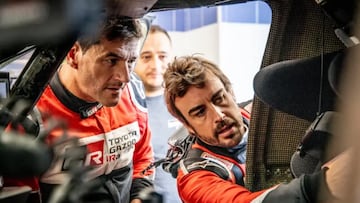 Marc Coma y Fernando Alonso con el Toyota Hilux del Dakar.