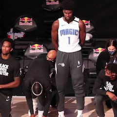 Jonathan Isaac, el pastor que no quiso arrodillarse con el himno