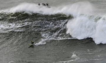 El hawaiano Makuakai Rothman durante su participación en la 'Big Wave World Tour' Punta Galea Challenge, celebrada hoy en la localidad vizcaina de Getxo (Bizkaia), en la que ha sido el quedado segundo, por detrás del estadounidense Nic Lamb. 
