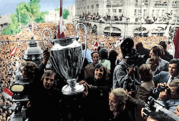 Johan Cruyff levantando la Copa de Europa de 1973