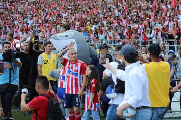 Ante más de 40 mil personas, Juan Fernando Quintero fue presentado en el estadio Metropolitano Roberto Meléndez como nuevo jugador de Junior de Barranquilla.