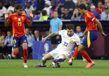 Lamine y Rodrigo intentan parar el avance de Theo Hernández en las semifinales ante Francia.