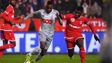 Jugadores del Royal Antwerp y Standard Lieja disputan un balón